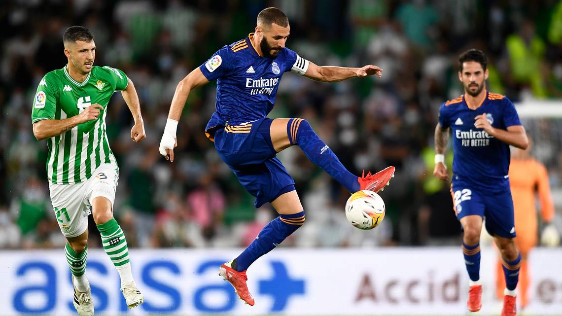 Benzema trong trận đấu với Real Betis