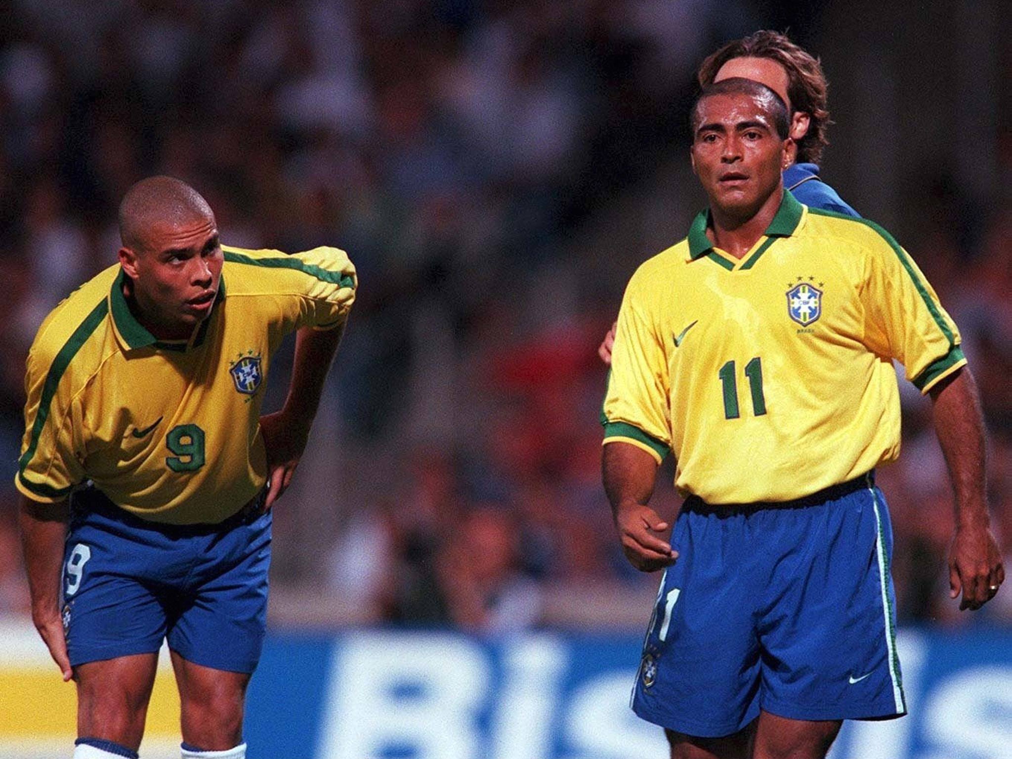 Ronaldo (trái) và Romario trong màu áo ĐT Brazil