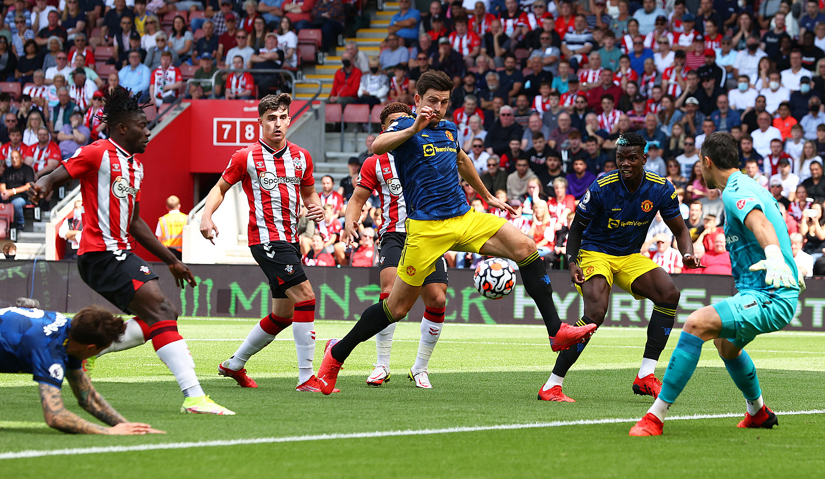 Maguire chỉ thiếu chút may mắn để ghi bàn vào lưới Southampton