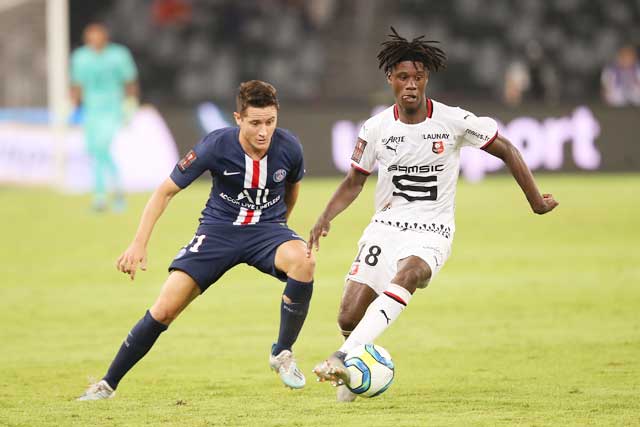 Quá ấn tượng với Camavinga (phải) của Rennes khi gặp đội nhà, giới chủ của PSG quyết chiêu mộ tiền vệ này