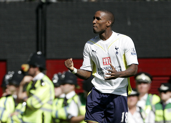 Defoe có 2 giai đoạn thi đấu cho Tottenham bị ngắt quãng bởi 1 mùa sang Portsmouth