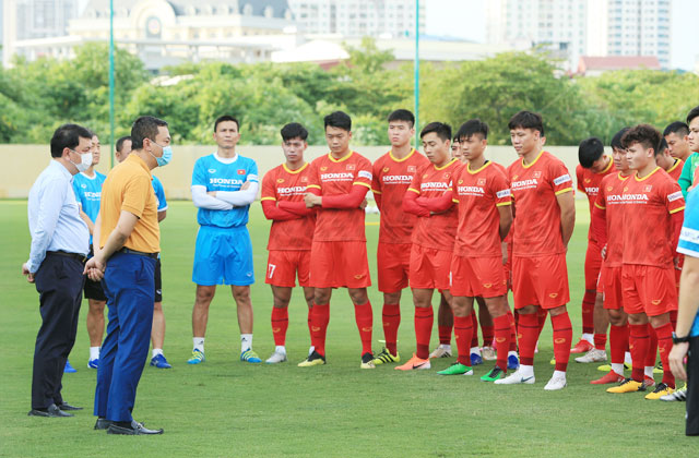 Phó chủ tịch Thường trực VFF Trần Quốc Tuấn (thứ hai từ trái qua) đánh giá cao quá trình tập luyện của ĐT Việt Nam - Ảnh: ĐỨC CƯỜNG