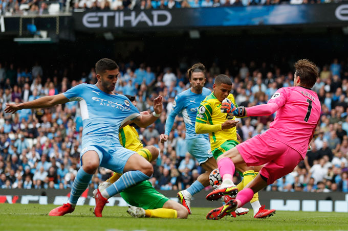 Grealish ghi bàn từ tình huống lộn xộn trước khung thành Norwich