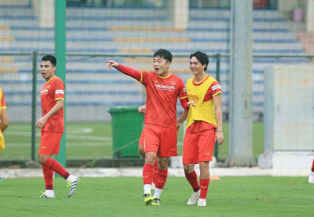 Cả Xuân Trường lẫn Tuấn Anh vẫn chưa thể khỏa lấp được vào vị trí mà Hùng Dũng (ảnh nhỏ) để lại - Ảnh: Đức Cường