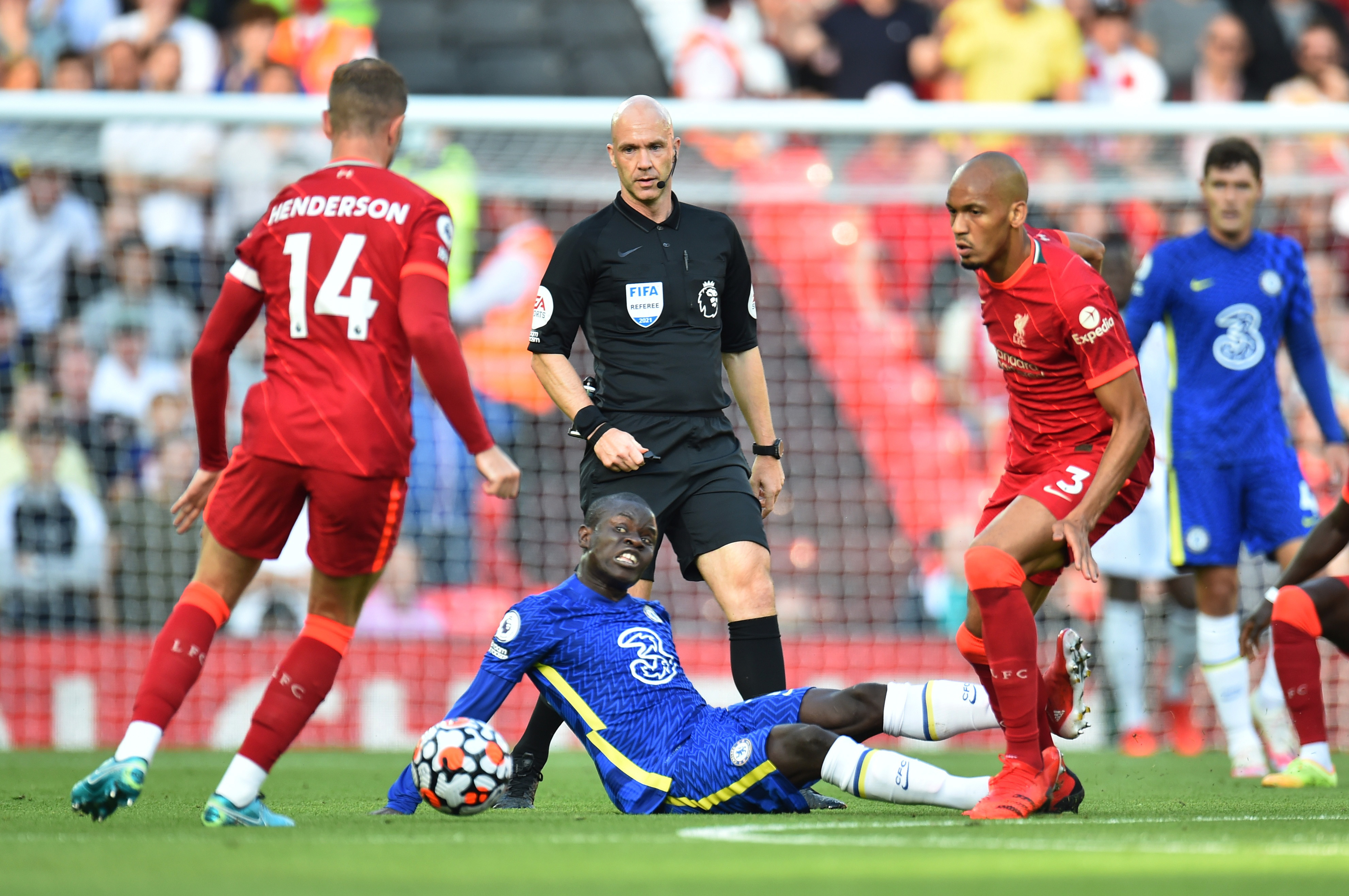 N'Golo Kante bị trẹo mắt cá sau pha va chạm với Fabinho