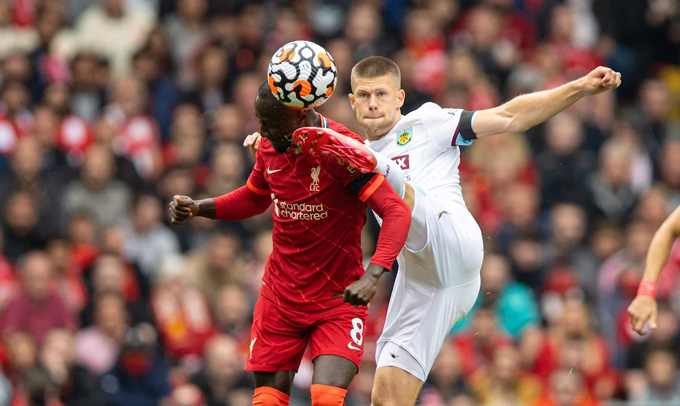 Burnley có nhiều pha tranh chấp bóng bổng nguy hiểm với cầu thủ Liverpool