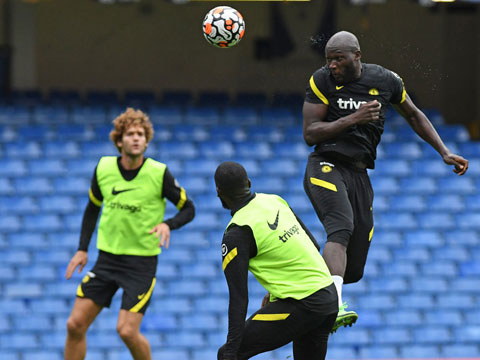 Lukaku (phải) đã sẵn sàng “nhả đạn” tại Emirates, trận đấu đầu tiên khi anh trở lại Chelsea