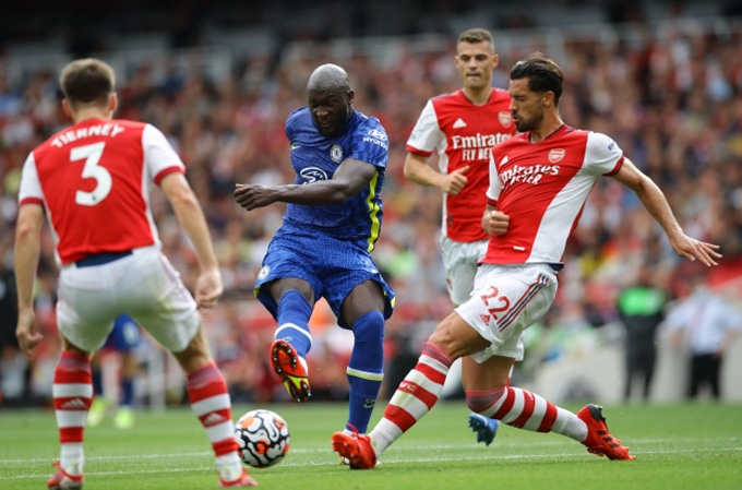 Lukaku làm khổ sở hàng thủ Arsenal