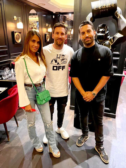 Messi check-in ở nhà hàng Cesar. Trang Facebook của nhà hàng cũng đã đăng tải  bức ảnh Messi cùng vợ tới dùng bữa