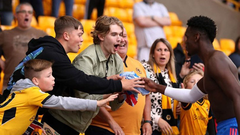 Pogba đáp lại CĐV Wolves bằng hành động đáng nể