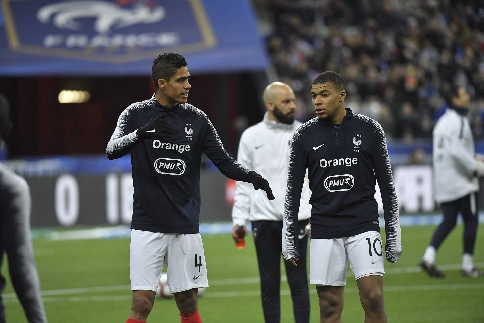 Real sẵn sàng bán cả Varane để có tiền mua Mbappe