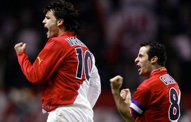 Morientes và Giuly ăn mừng bàn thắng vào lưới Real Madrid