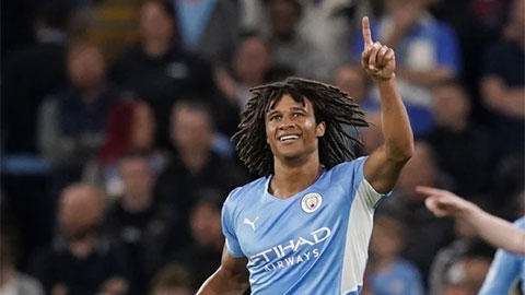 Nathan Ake nhận tin buồn khi trận đấu của Man City đang diễn ra