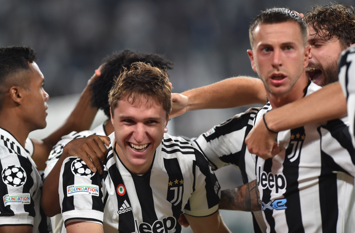 Quyết định để Bernardeschi (phải) và Chiesa đá cặp tiền đạo của HLV Allegri đã gây bất ngờ cho Chelsea