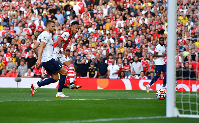 Aubameyang cũng ghi bàn trong trận Arsenal vs Tottenham