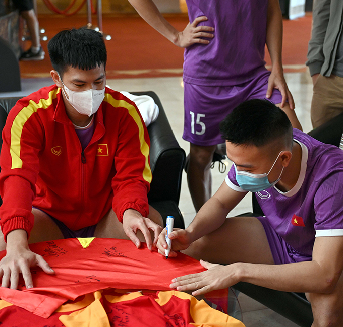 Tuyển thủ futsal Việt Nam ký lên áo tặng các CĐV