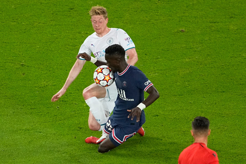 De Bruyne phạm lỗi với Gueye nhưng chỉ phải nhận thẻ vàng