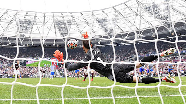 De Gea xuất thần cản phá thành công quả phạt 11m ở những giây cuối trận thắng West Ham 2-1.