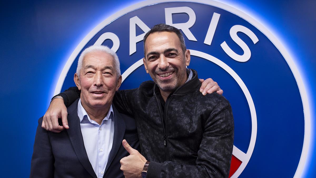 Bố con Youri Djorkaeff (bố Youri là ông Jean, cũng từng là một cầu thủ PSG và khoác áo ĐT Pháp) dự khán một trận đấu ở Parc des Princes