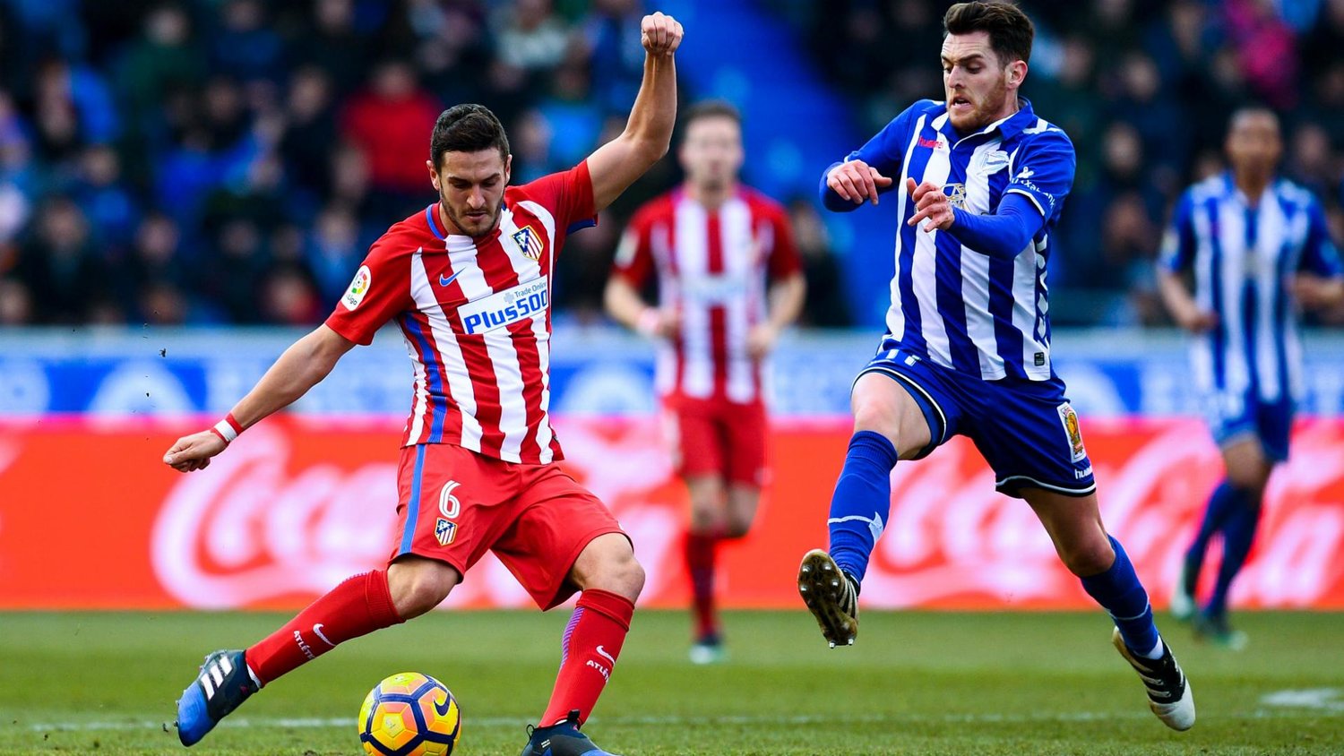 Espanyol (áo sọc xanh trắng) chỉ mới trở lại La Liga mùa này và vẫn chưa có chiến thắng nào