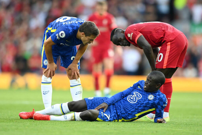 Kante vừa gặp chấn thương ở trận hòa Liverpool và có thể phải nghỉ dài hạn