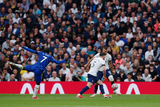 Kante nâng tỷ số lên 2-0 sau pha dứt điểm chạm chân Dier