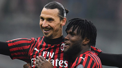 Kessie cần hỏi người đàn anh Ibrahimovic (phải) về trải nghiệm khi bị CĐV xem là kẻ phản bội