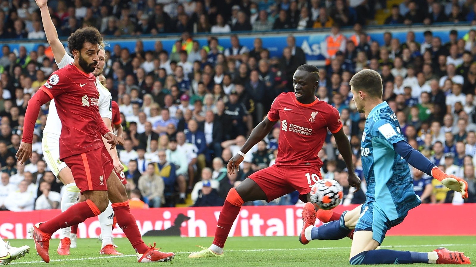 Tình huống Salah (bìa trái) ghi bàn thắng thứ 100 tại Premier League