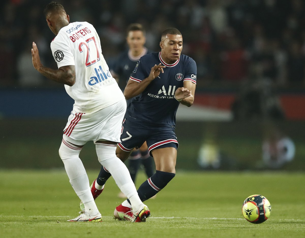 Mbappe (áo sẫm) đã có quả tạt chính xác để Icardi ghi bàn trong trận PSG thắng Lyon 2-1