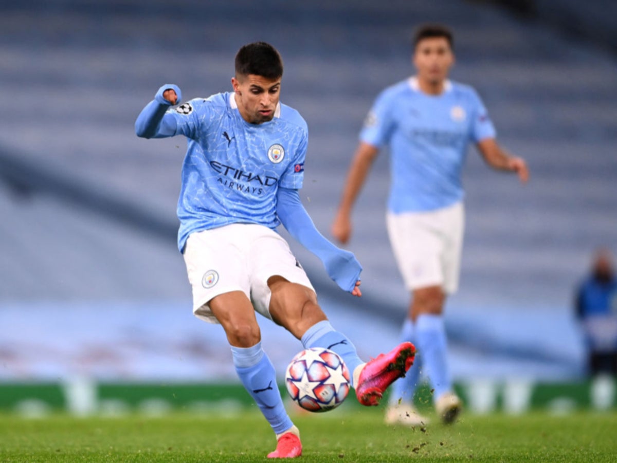 Cancelo, một hậu vệ cánh bó vào trung lộ, là phát kiến thành công của Pep mùa trước