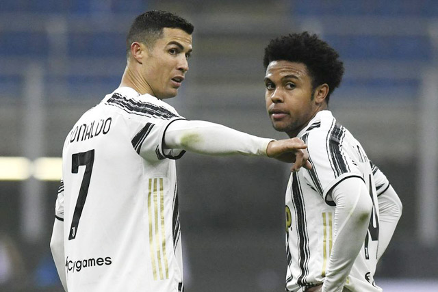 Ronaldo (trái) có thể không cần học tiếng Italia một cách nghiêm túc, nhưng McKennie thì có