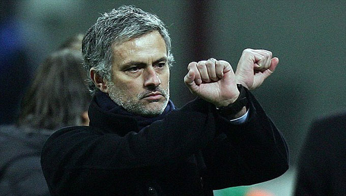 Mourinho bị cấm chỉ đạo 3 trận vì hành động này