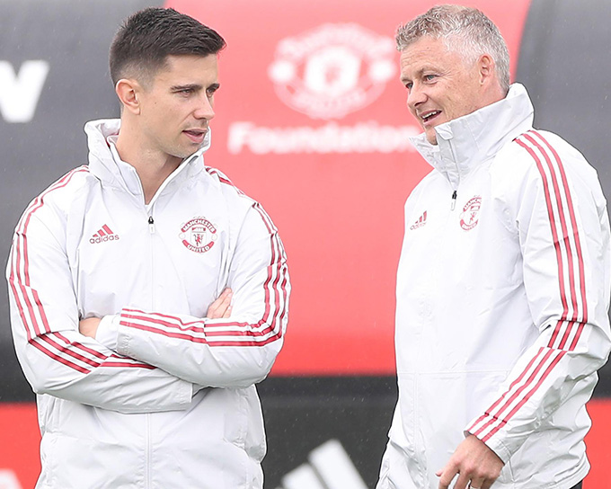 Eric Ramsay (trái) là trợ lý đắc lực của Solskjaer ở MU