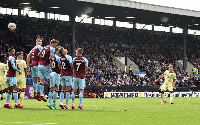 Odegaard ghi bàn duy nhất trận đấu Burnley vs Arsenal từ một pha sút phạt đẹp mắt.