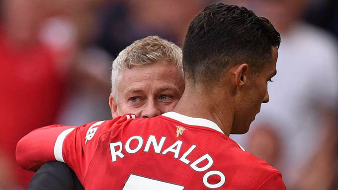 Ronaldo ôm HLV Solskjaer khi trận Man United vs Newcastle kết thúc