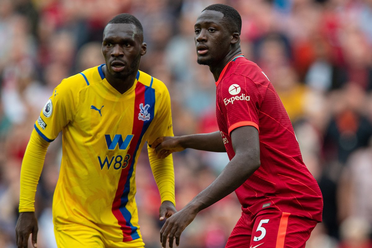 Konate đã theo kèm Benteke hoàn hảo