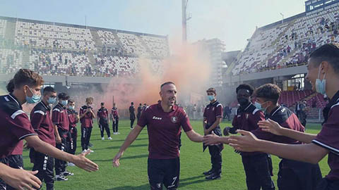 Ribery được CĐV Salernitana chào đón như một vị Vua