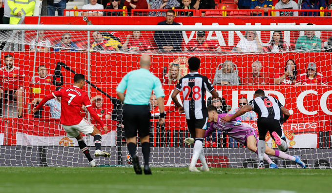 Ronaldo đệm bóng mở tỷ số trận Man United vs Newcastle