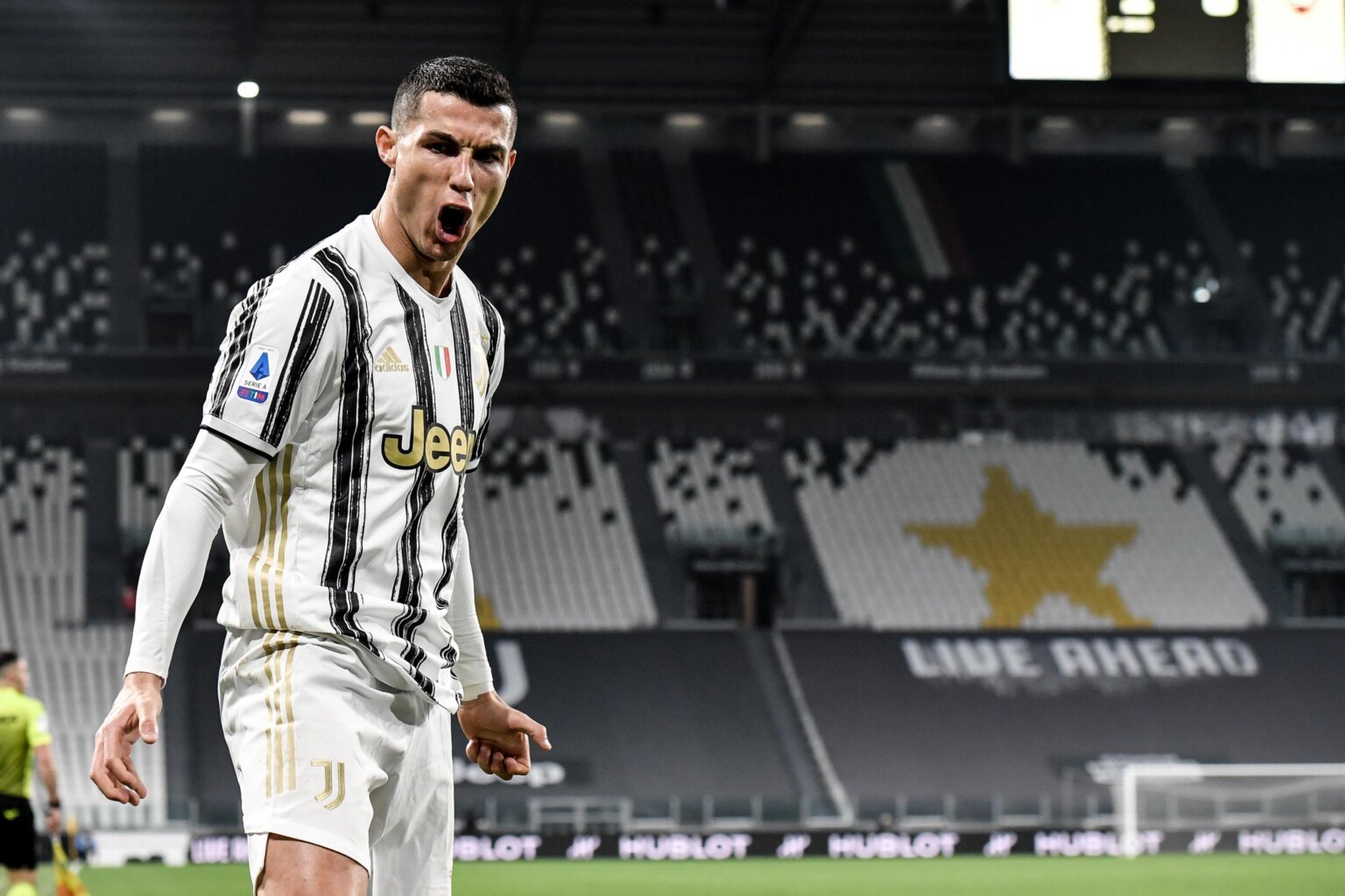 Ronaldo từng đi thẳng khỏi sân đấu khi bị thay người trong trận Juve - AC Milan năm 2019