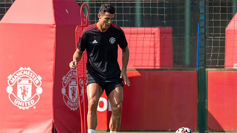 Ronaldo tập buổi đầu tiên tại MU, các đồng đội hân hoan chào đón