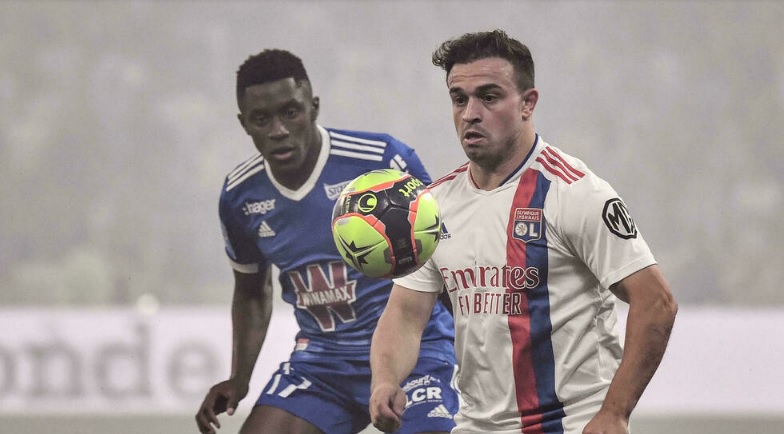 Shaqiri (áo trắng) trong màu áo của Lyon