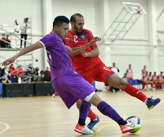 Các chân sút ĐT futsal Việt Nam có ngày hoạt động khá khó khăn trước sự đeo bám của đối phương