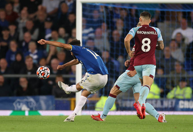 Townsend ghi bàn thắng đẹp vào lưới Burnley