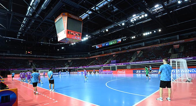 ĐT futsal Việt Nam đã có 1 buổi tập làm quen sân thi đấu chính thức ở Lithuania. Mặt sân được đầu tư làm mới tạo sự hưng phấn cho các đội tham dự giải khi chơi bóng tại đây