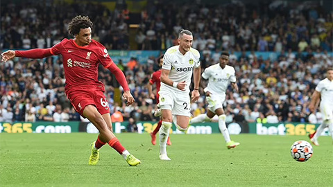 Neville: 'Alexander-Arnold là Beckham và De Bruyne ở hậu vệ phải'