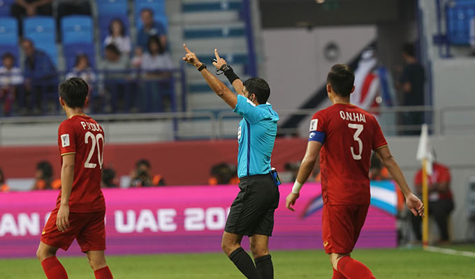 Trọng tài Hassan từng cầm còi trận Việt Nam thua Nhật Bản 1-2 ở tứ kết Asian Cup 2019