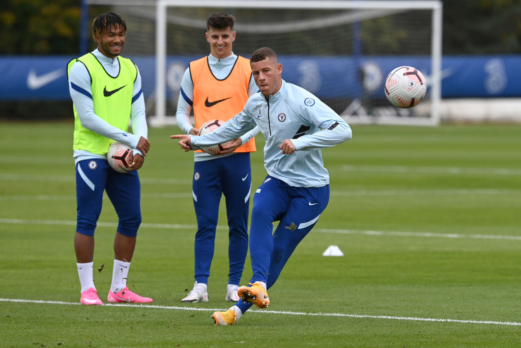 Tiền vệ Ross Barkley (trước) trong một buổi tập tại Chelsea