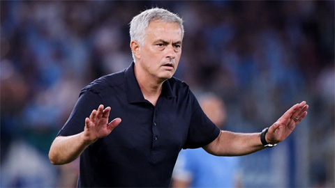 Mourinho đổ lỗi cho trọng tài và VAR sau thất bại ở derby Rome