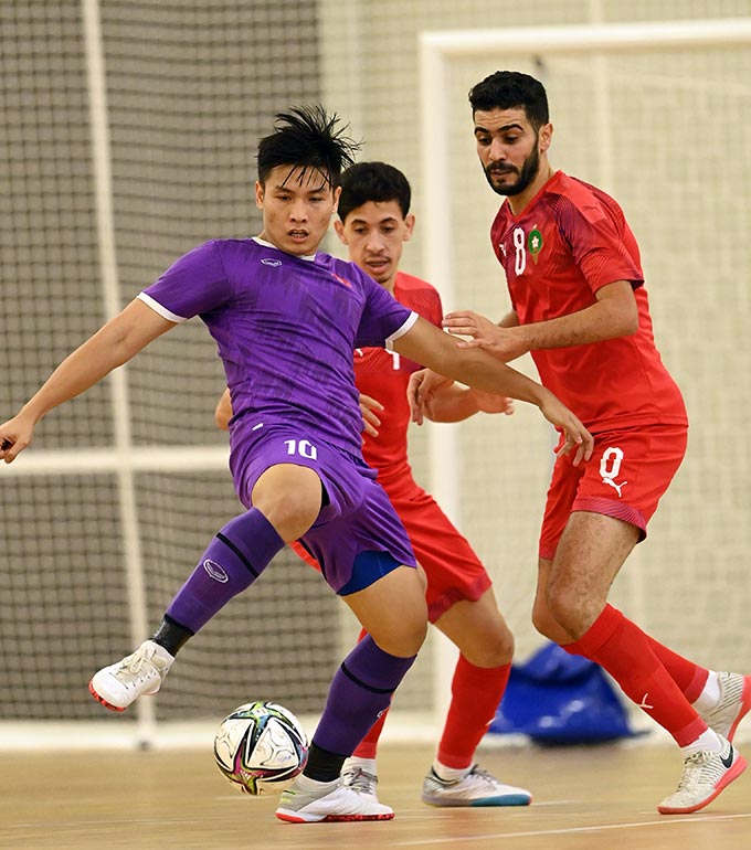 ĐT futsal Việt Nam thường có thể hình thấp hơn các đối phương nên thường bị phạm lỗi trong các pha tranh chấp nhanh