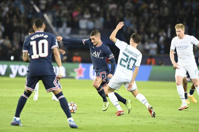 Verratti (giữa) thoát pressing tài tình giữa vòng vây cầu thủ Man City